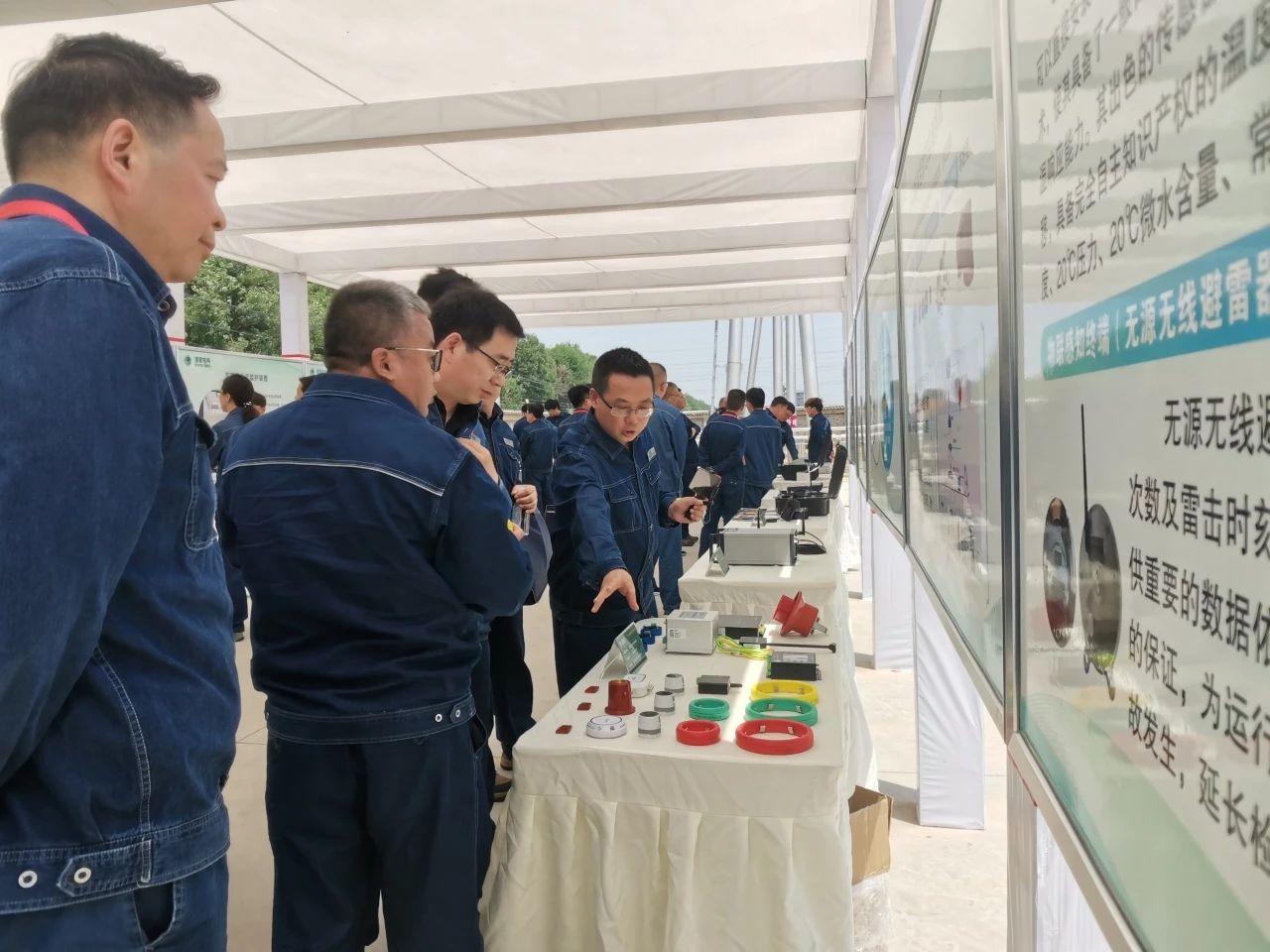 与会专家参观数字化设备应用展区2