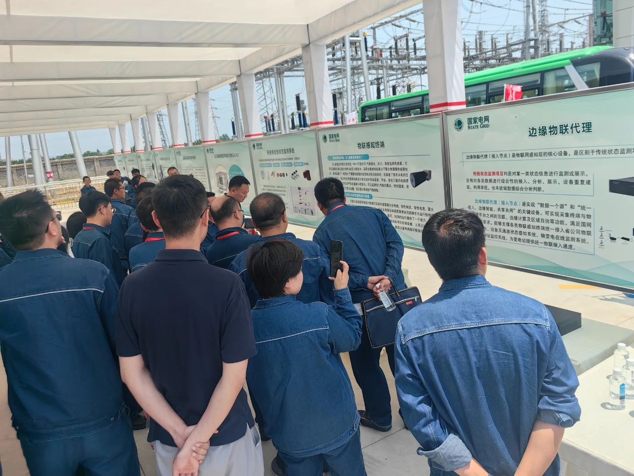 与会专家参观数字化设备应用展区1